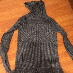 lu lu lemon long sleeved hooded shirt